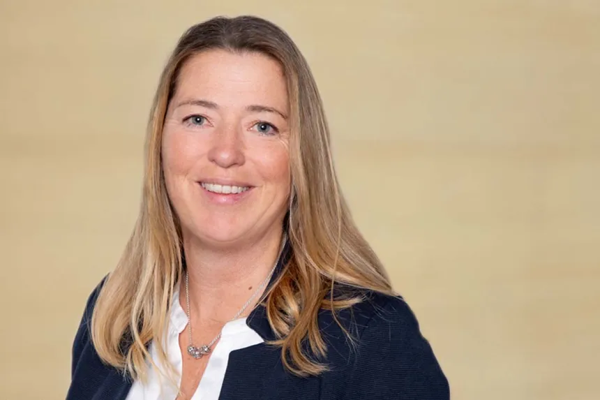 Portrait: Maren Brinkwedel, Leitung bei PFLEGEN & WOHNEN HAMBURG Moosberg, für Menschen mit Pflegebedarf und Demenzerkrankte.