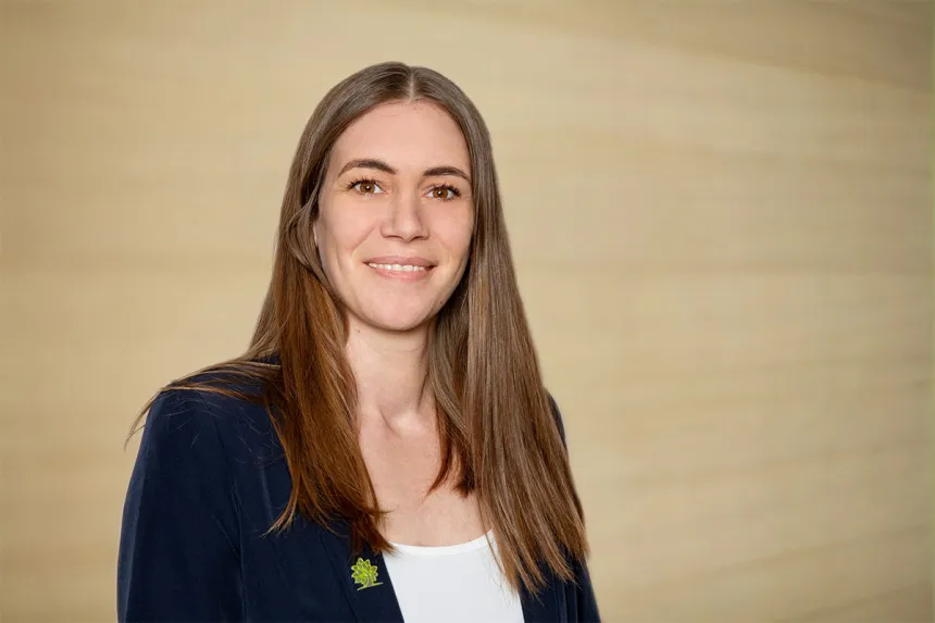 Porträt von Annika Blum vor hellem Hintergrund, Ihre kompetente Ansprechpartnerin bei PFLEGEN & WOHNEN HAMBURG Haus Linde.
