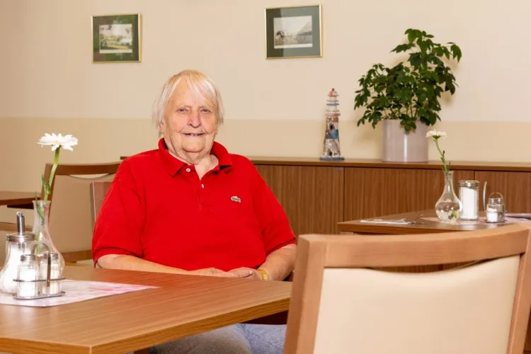 Frau Meins am Esstisch bei PFLEGEN & WOHNEN HAMBURG am Standort Farmsen.