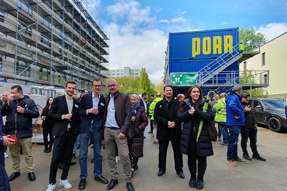 Zahlreiche Gäste feiern das Richtfest des HAUS LINDE von PFLEGEN & WOHNEN HAMBURG.