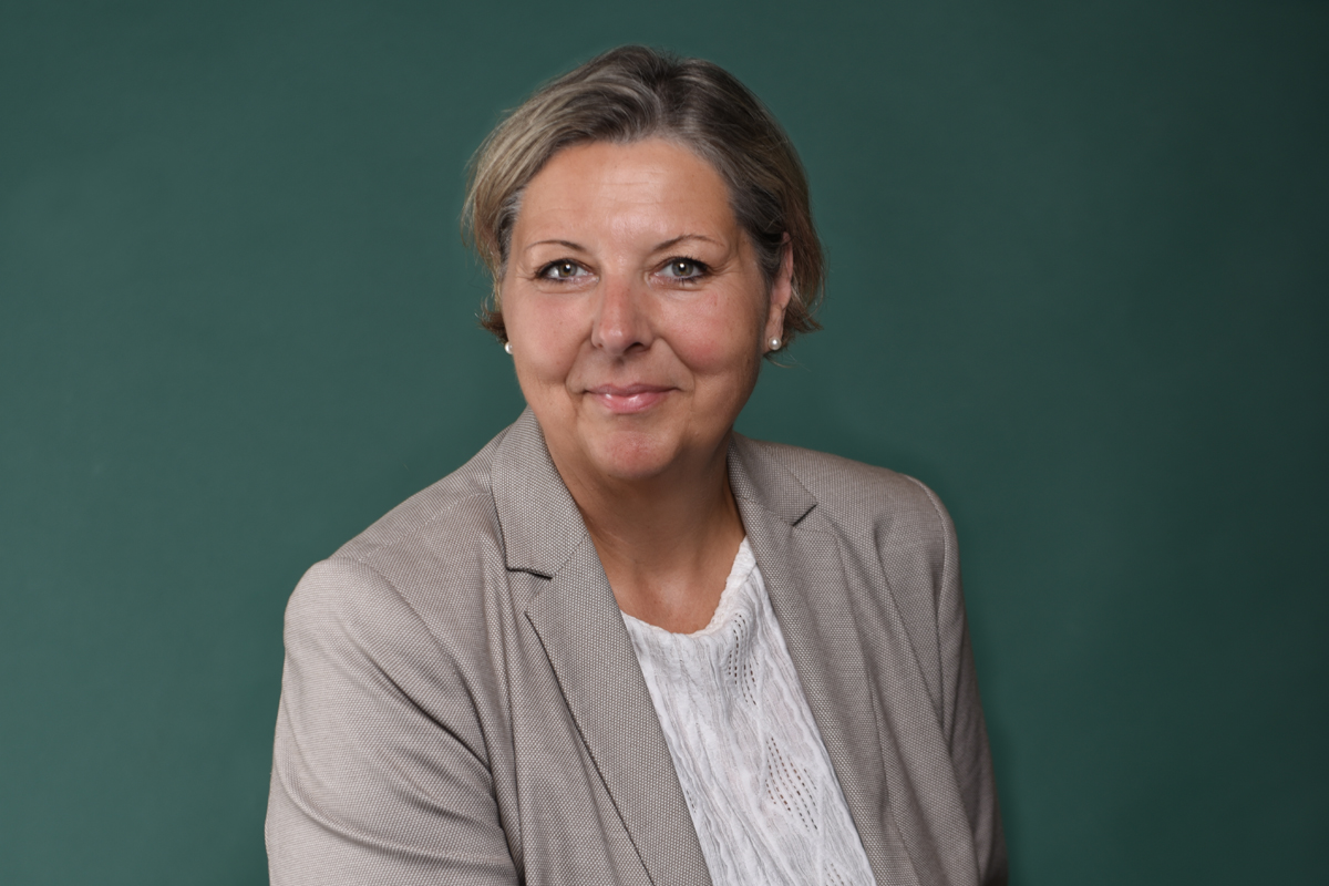 Portraitaufnahme der Geschäftsführerin Katja Lohmann von PFLEGEN & WOHNEN HAMBURG.